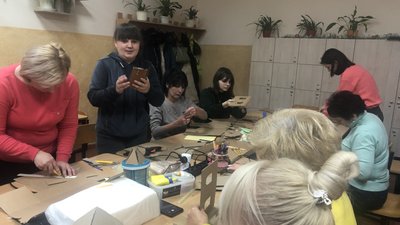 Виготовлення різдвяного будиночка: майстриня з Чернігова провела майстер-клас для вчителів однієї зі шкіл Ужгорода Виготовлення різдвяного будиночка: майстриня з Чернігова провела майстер-клас для вчителів однієї зі шкіл Ужгорода