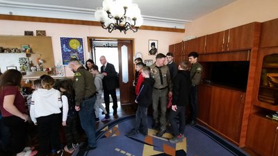 Тернопільські пластуни подарували гітару вихованцям дитбудинку Тернопільські пластуни подарували гітару вихованцям дитбудинку