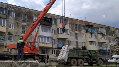 Демонтаж радянського обеліска Демонтаж радянського обеліска