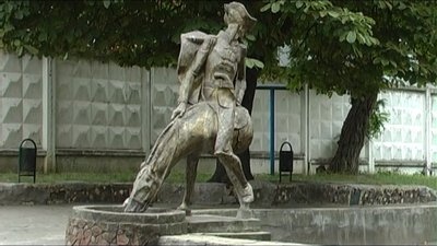 Найунікальніший фонтан Хмельницького - фонтан-пам'ятник барону Мюнхгаузену. В Україні таких більше немає ніде. Фото: Суспільне. Найунікальніший фонтан Хмельницького - фонтан-пам'ятник барону Мюнхгаузену. В Україні таких більше немає ніде. Фото: Суспільне.