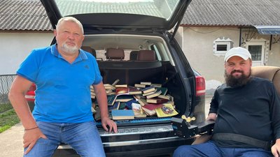 Житель Тернопільщини збирає книжки російською, щоб здати на макулатуру Житель Тернопільщини збирає книжки російською, щоб здати на макулатуру