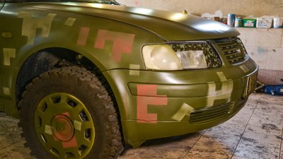 Викладач Одеської юридичної академії переобладнує звичайні машини на бандеромобілі Викладач Одеської юридичної академії переобладнує звичайні машини на бандеромобілі