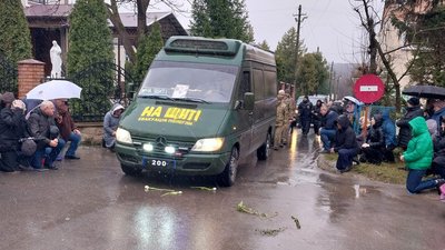 В останню дорогу провели захисника України Василя Короленка В останню дорогу провели захисника України Василя Короленка