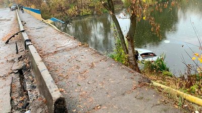 На Вінниччині авто злетіло з мосту в річку: є загиблі На Вінниччині авто злетіло з мосту в річку: є загиблі