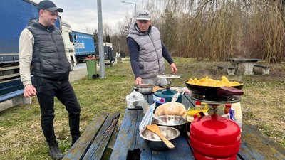 Водії готують обід на пальнику