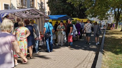 Пасічники привезли продукцію до Полтави на ярмарок "Свято меду" Пасічники привезли продукцію до Полтави на ярмарок "Свято меду"