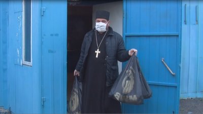 Військовий капелан розвозить продуктові набори лучанам, які опинилися в скруті