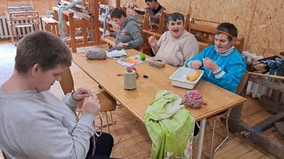 Вихованці Вільшанського дитячого будинку-інтернату у майстернях навчаються ткацтву, шиттю, малюванню та валянню з вовни Вихованці Вільшанського дитячого будинку-інтернату у майстернях навчаються ткацтву, шиттю, малюванню та валянню з вовни