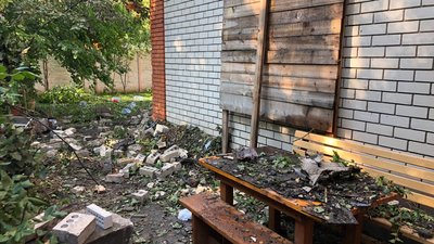 Пошкоджений уламками будинок у Миколаєві