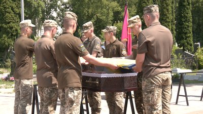 У Житомирі попрощалися із двома військовими, які загинули за Україну У Житомирі попрощалися із двома військовими, які загинули за Україну