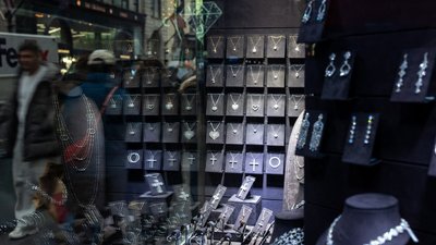 Срібні прикраси в ювелірному магазині