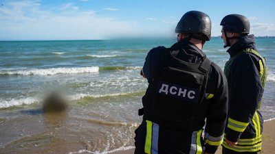 Міну на узбережжі Одещини знищили військові моряки: відео Міну на узбережжі Одещини знищили військові моряки: відео