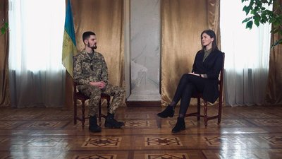 Командир батареї Андрій Бельзецький та журналістка Суспільного Оксана Максимлюк під час інтерв'ю Командир батареї Андрій Бельзецький та журналістка Суспільного Оксана Максимлюк під час інтерв'ю