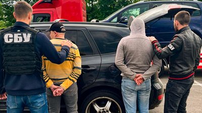На Кіровоградщині затримали чоловіків, які продавали машини, призначені ЗСУ На Кіровоградщині затримали чоловіків, які продавали машини, призначені ЗСУ
