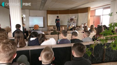 Бій під Крутами: рівненським школярам розповіли про подвиг героїв-курсантів