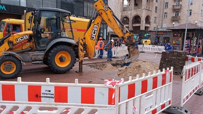 Київські комунальники відремонтували тепломережу на Хрещатику