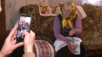 Збиває сметану, порає худобу та вишиває: пенсіонерка з Волині стала блогеркою у ТікТок