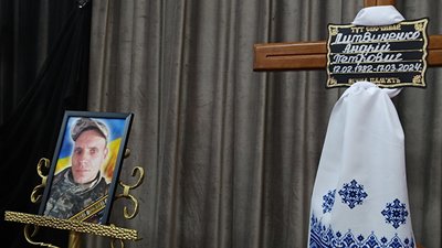 У Хмельницькому попрощалися із військовим Андрієм Литвиненком У Хмельницькому попрощалися із військовим Андрієм Литвиненком