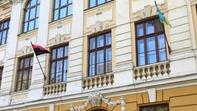 Скарга на директорку ліцею: школам Чернівців рекомендували вивішувати червоно-чорний прапор
