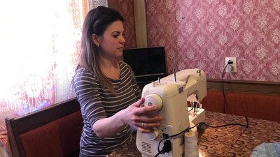 У Тернополі волонтерка шиє по пів сотні подушок щодня У Тернополі волонтерка шиє по пів сотні подушок щодня