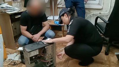 Затримання чоловіка, який вимагав гроші з бізнесменів на Одещині Затримання чоловіка, який вимагав гроші з бізнесменів на Одещині