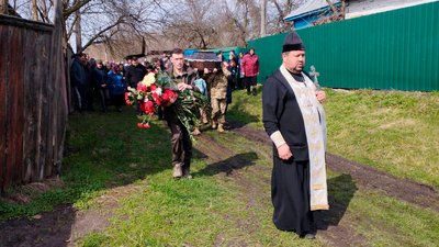 На Чернігівщині попрощалися зі старшим солдатом Юрієм Пильником На Чернігівщині попрощалися зі старшим солдатом Юрієм Пильником