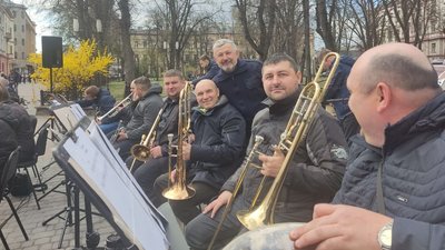 Збирали гроші для ЗСУ. У середмісті Франківська зіграв академічний симфонічний оркестр Збирали гроші для ЗСУ. У середмісті Франківська зіграв академічний симфонічний оркестр
