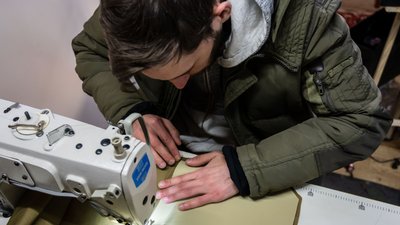 «Потрібні солдатам і в тероборону». На Львівщині волонтерська родина шиє тактичні жилети для бійців «Потрібні солдатам і в тероборону». На Львівщині волонтерська родина шиє тактичні жилети для бійців
