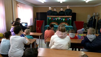 "Пан Коцький" в гуртожитку: рівненські лялькарі організували виставу для дітей переселенців