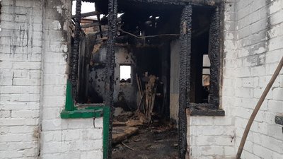 Пожежа у Долинському районі, на якій загинули четверо людей, спалахнула знову Пожежа у Долинському районі, на якій загинули четверо людей, спалахнула знову