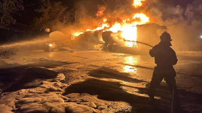 У порту Рені на Одещині вибухнув бензовоз. Працівника госпіталізували з опіками 95% тіла У порту Рені на Одещині вибухнув бензовоз. Працівника госпіталізували з опіками 95% тіла