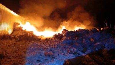 На Чернігівщині через атаку РФ горів ангар для зберігання зерна, пошкоджені авто і будинки