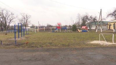 Дві маленькі сестри півдня ходили селом Хуторо-Губинихи голодні та легко одягнуті Дві маленькі сестри півдня ходили селом Хуторо-Губинихи голодні та легко одягнуті