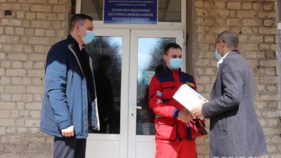 Жінці та медикам, які врятували немовля у вбиральні на Харківщині, вручили відзнаки