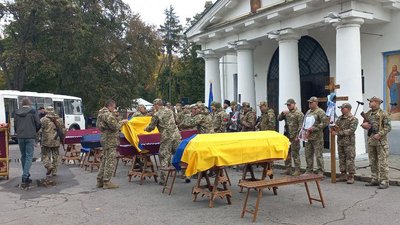 У Полтаві прощаються із чотирма військовими, які загинули на війні У Полтаві прощаються із чотирма військовими, які загинули на війні