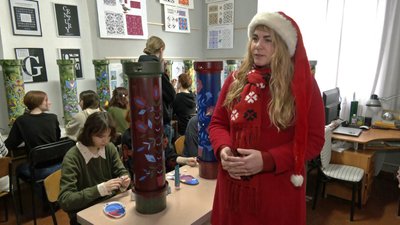Волинські студенти розмальовують тубуси від снарядів до благодійного аукціону Волинські студенти розмальовують тубуси від снарядів до благодійного аукціону