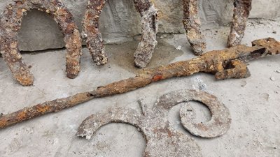 На Тернопільщині чистять підвальні приміщення давнього костелу