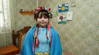 "Дістаємо малюнки і розуміємо, за що ми воюємо". Десантник із Сум зустрівся з дівчинкою, малюнок якої носив біля серця "Дістаємо малюнки і розуміємо, за що ми воюємо". Десантник із Сум зустрівся з дівчинкою, малюнок якої носив біля серця