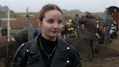 Живий коридор у понад 15 кілометрів: на Ніжинщині попрощалися із загиблим льотчиком Живий коридор у понад 15 кілометрів: на Ніжинщині попрощалися із загиблим льотчиком