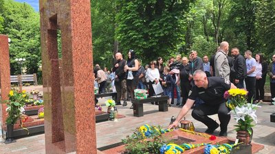 В Івано-Франківську вшанували поліцейських, які загинули поблизу гори Карачун В Івано-Франківську вшанували поліцейських, які загинули поблизу гори Карачун