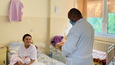 Вишиванки для новонароджених у День незалежності: в пологовому будинку Ужгорода роздали подарунки Вишиванки для новонароджених у День незалежності: в пологовому будинку Ужгорода роздали подарунки