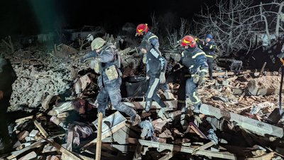 Рятувальники розбирають завали у Краматорську після обстрілу росіян 