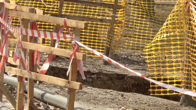 Провалля збільшується і нині досягає тротуару