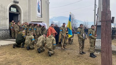 На Закарпатті попрощалися із загиблим захисником Віктором Файбишем