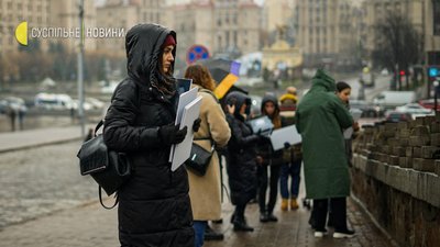 У Києві учасники толоки прибирали Алею Героїв Небесної Сотні У Києві учасники толоки прибирали Алею Героїв Небесної Сотні