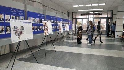 12 фотоісторій лікарів. У Дніпрі відкрилася виставка "Українські медики: ті, хто завжди поруч"