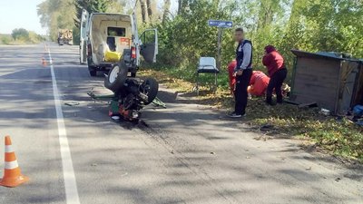 На Хмельниччині у ДТП зіткнулися вантажівка та мотоблок. Двоє людей травмувалося