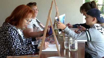 "Малювання допомагає": у рівненській бібліотеці запровадили арттерапію для родичів загиблих