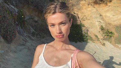 Модель Victoria’s Secret прилетіла до Польщі, щоб допомагати українцям на кордоні Модель Victoria’s Secret прилетіла до Польщі, щоб допомагати українцям на кордоні