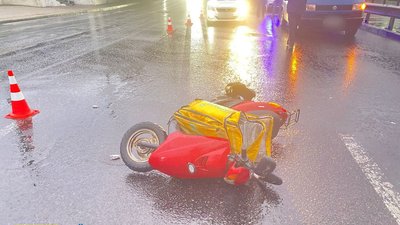 У Києві п'яний кур'єр доставки їжі на скутері в'їхав у мікроавтобус і травмував пасажира